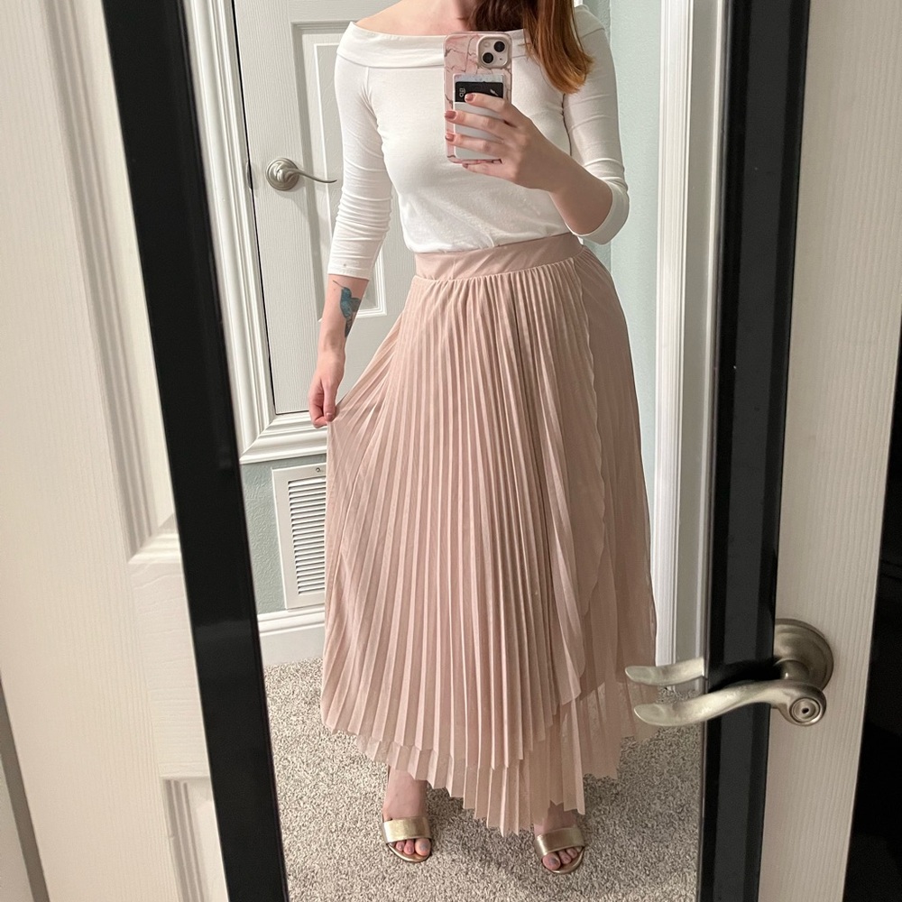 Pleated skirt in dusty rose from Reserved